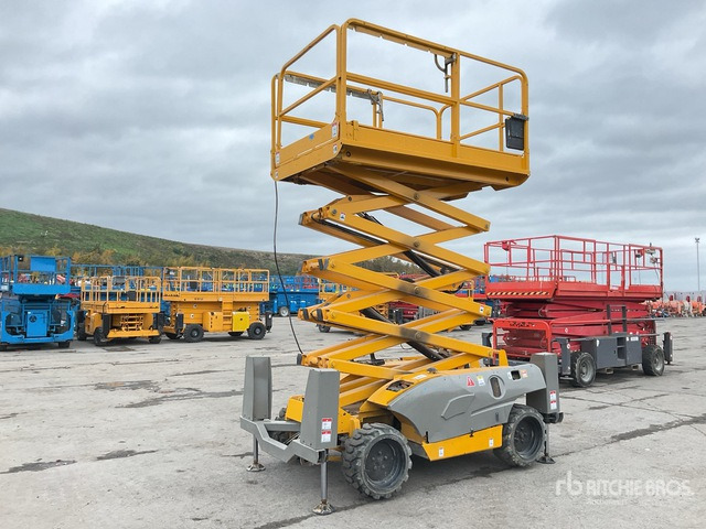 2015 Haulotte Compact 12DX 4x4 Diesel Scissor Lift - Ollós emelő: 2 kép. 2015 Haulotte Compact 12DX 4x4 Diesel Scissor Lift - Ollós emelő: 2 kép.