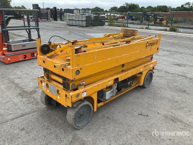 2015 Haulotte Compact 8 Electric (Inoperable) Scissor Lift - Ollós emelő: 1 kép. 2015 Haulotte Compact 8 Electric (Inoperable) Scissor Lift - Ollós emelő: 1 kép.