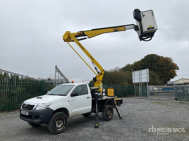 2018 Toyota Hilux 2018 Versalift LAT-38-135-H on 4x4 Bucket Truck - Emelőkosaras teherautó: 2 kép. 2018 Toyota Hilux 2018 Versalift LAT-38-135-H on 4x4 Bucket Truck - Emelőkosaras teherautó: 2 kép.