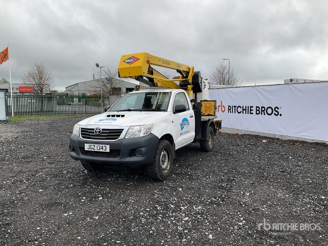 Toyota Hilux Bucket Truck - Emelőkosaras teherautó: 4 kép. Toyota Hilux Bucket Truck - Emelőkosaras teherautó: 4 kép.