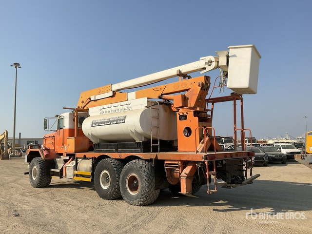 1995 Kenworth C500B 6x6 w/ Water Tank Bucket Truck - Emelőkosaras teherautó: 3 kép. 1995 Kenworth C500B 6x6 w/ Water Tank Bucket Truck - Emelőkosaras teherautó: 3 kép.