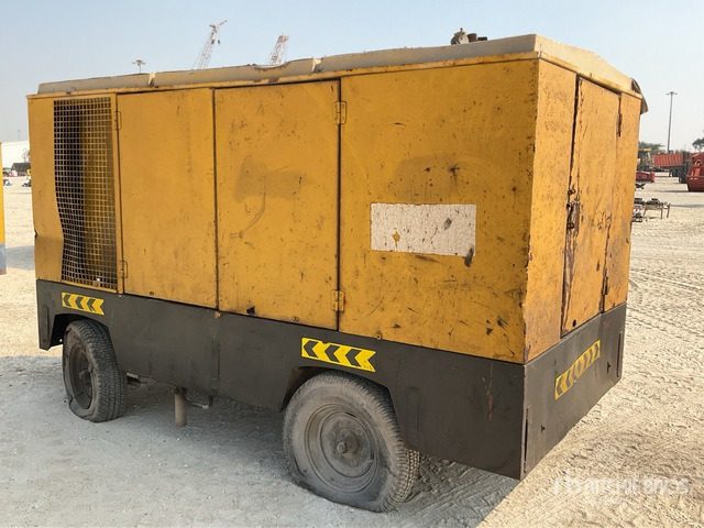 1996 Atlas Copco Mobile (Inoperable) Air Compressor - Légkompresszor: 2 kép. 1996 Atlas Copco Mobile (Inoperable) Air Compressor - Légkompresszor: 2 kép.