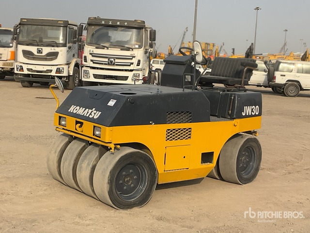 1996 Komatsu JW30-2 7 Wheel Pneumatic Roller - Pneumatikus henger: 2 kép. 1996 Komatsu JW30-2 7 Wheel Pneumatic Roller - Pneumatikus henger: 2 kép.