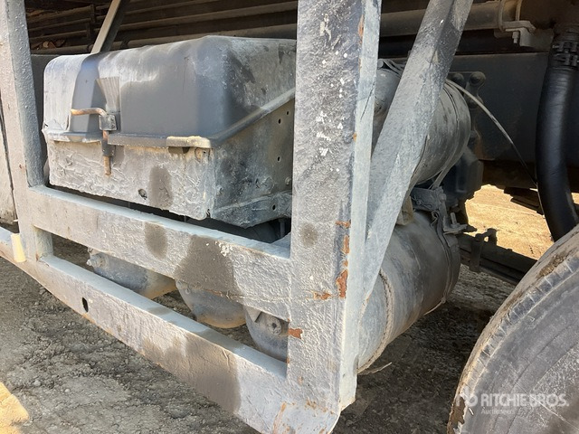 1997 Volvo FH 8x4 Twin-Steer Flatbed Truck - Platós teherautó: 4 kép. 1997 Volvo FH 8x4 Twin-Steer Flatbed Truck - Platós teherautó: 4 kép.