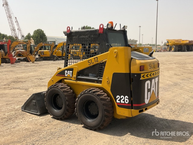 2002 Cat 226 - Mini homlokrakodó: 4 kép. 2002 Cat 226 - Mini homlokrakodó: 4 kép.