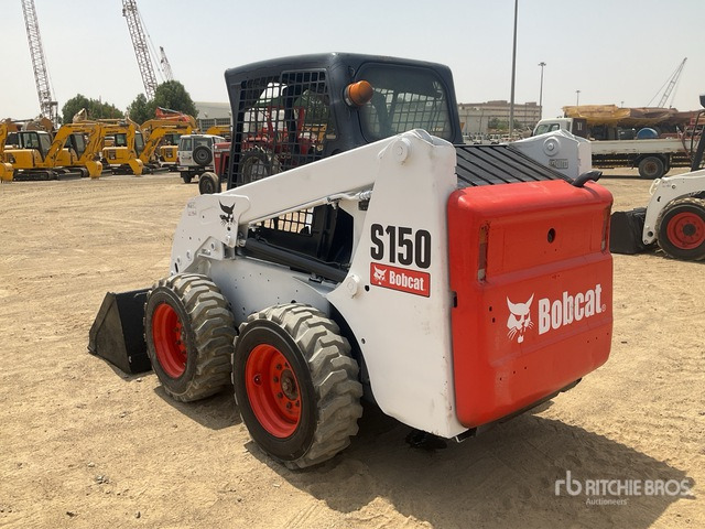 2004 Bobcat S150 - Mini homlokrakodó: 3 kép. 2004 Bobcat S150 - Mini homlokrakodó: 3 kép.