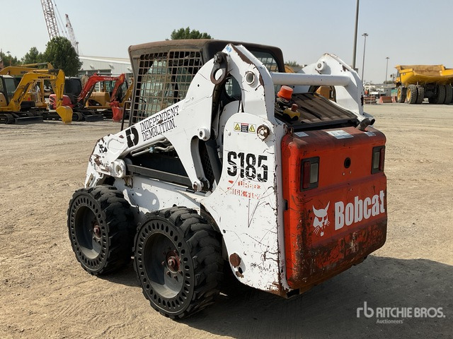 2004 Bobcat S185 - Mini homlokrakodó: 4 kép. 2004 Bobcat S185 - Mini homlokrakodó: 4 kép.