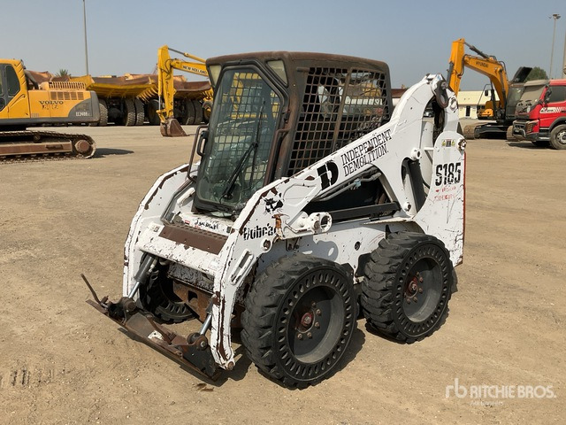 2004 Bobcat S185 - Mini homlokrakodó: 2 kép. 2004 Bobcat S185 - Mini homlokrakodó: 2 kép.