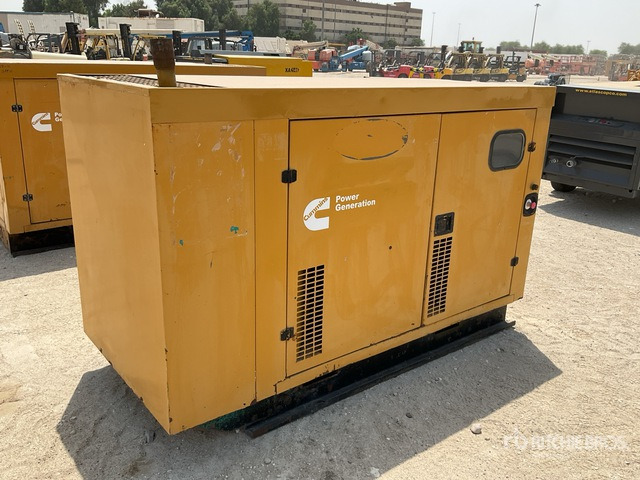 2005 Cummins 100 kVA Skid-Mounted Generator Set - Áramfejlesztő: 3 kép. 2005 Cummins 100 kVA Skid-Mounted Generator Set - Áramfejlesztő: 3 kép.