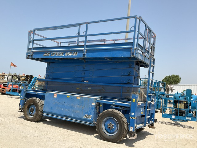2005 JLG MEWP 245-25 4x4 Diesel Scissor Lift - Ollós emelő: 1 kép. 2005 JLG MEWP 245-25 4x4 Diesel Scissor Lift - Ollós emelő: 1 kép.