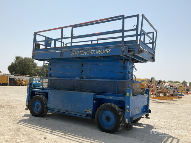 2005 JLG MEWP 245-25 4x4 Diesel Scissor Lift - Ollós emelő: 4 kép. 2005 JLG MEWP 245-25 4x4 Diesel Scissor Lift - Ollós emelő: 4 kép.