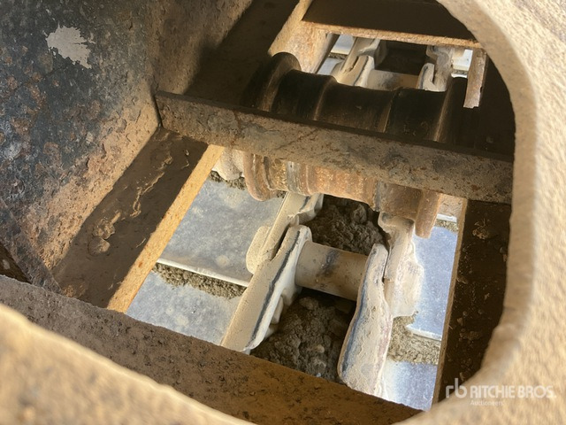 2008 Cat 320DL - Lánctalpas kotró: 5 kép. 2008 Cat 320DL - Lánctalpas kotró: 5 kép.