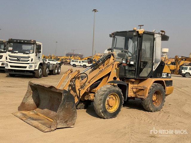 2008 Cat 906 - Gumikerekes homlokrakodó: 2 kép. 2008 Cat 906 - Gumikerekes homlokrakodó: 2 kép.