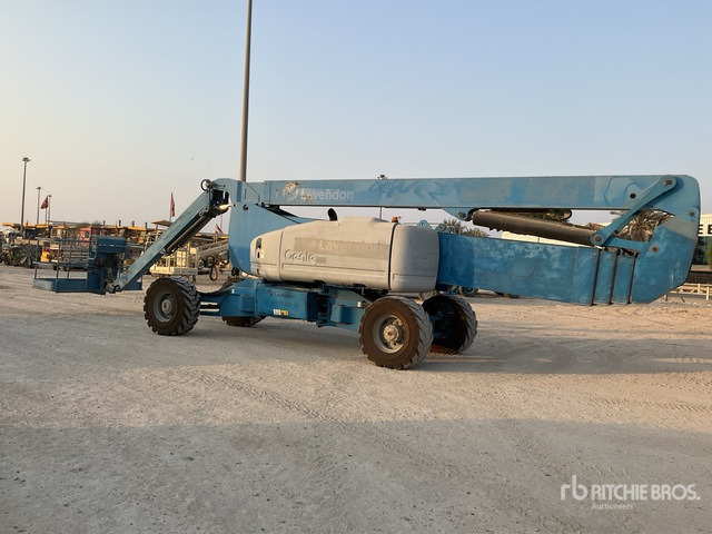 2008 Genie Z-135 4WD Diesel Articulating Boom Lift - Személyemelő: 4 kép. 2008 Genie Z-135 4WD Diesel Articulating Boom Lift - Személyemelő: 4 kép.