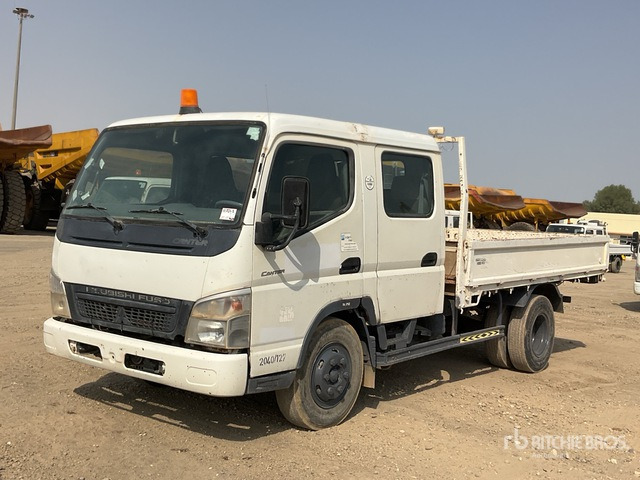 2010 Mitsubishi Canter 4x2 Crew Cab Flatbed Truck - Platós teherautó: 2 kép. 2010 Mitsubishi Canter 4x2 Crew Cab Flatbed Truck - Platós teherautó: 2 kép.