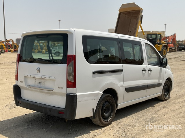 2010 Peugeot Expert Tepee - Kisbusz: 3 kép. 2010 Peugeot Expert Tepee - Kisbusz: 3 kép.