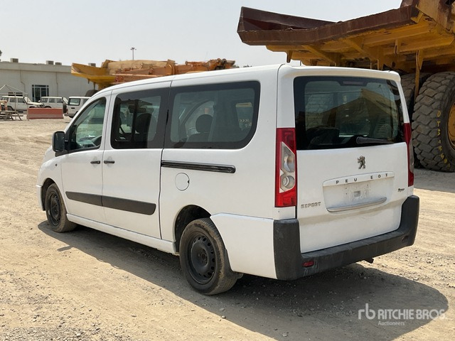 2010 Peugeot Expert Tepee - Kisbusz: 4 kép. 2010 Peugeot Expert Tepee - Kisbusz: 4 kép.