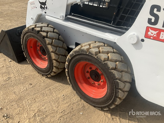 2011 Bobcat S130 - Mini homlokrakodó: 5 kép. 2011 Bobcat S130 - Mini homlokrakodó: 5 kép.