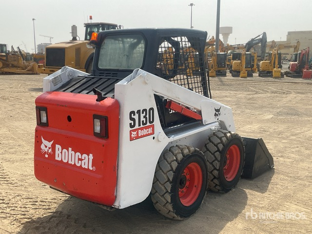 2011 Bobcat S130 - Mini homlokrakodó: 4 kép. 2011 Bobcat S130 - Mini homlokrakodó: 4 kép.