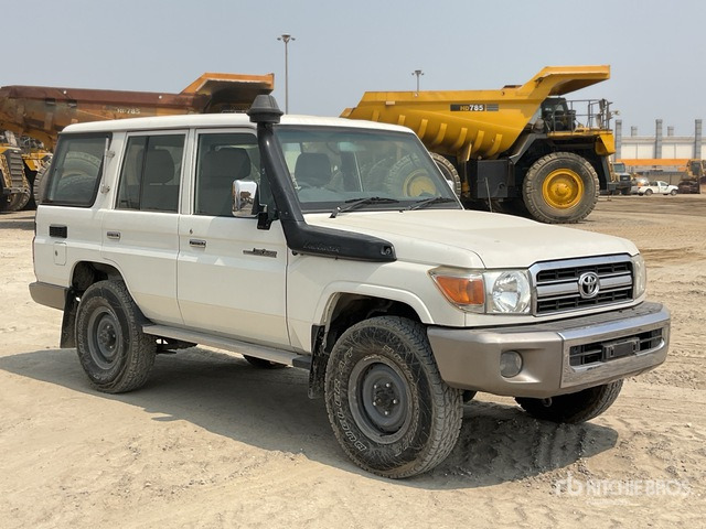 2011 Toyota Land Cruiser LX 76R 4x4 SUV - Terepjáró/ SUV: 1 kép. 2011 Toyota Land Cruiser LX 76R 4x4 SUV - Terepjáró/ SUV: 1 kép.