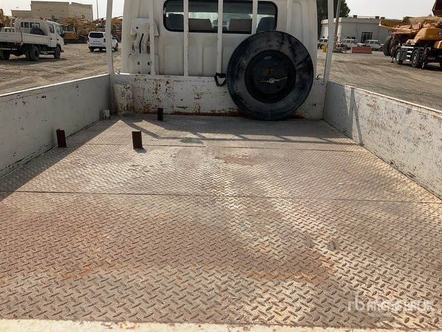 2012 Mitsubishi Canter 4x2 Crew Cab Flatbed Truck - Platós teherautó: 5 kép. 2012 Mitsubishi Canter 4x2 Crew Cab Flatbed Truck - Platós teherautó: 5 kép.