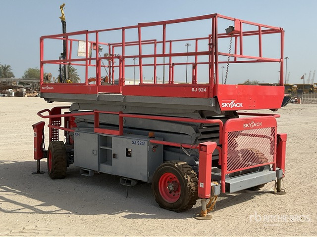 2012 Skyjack SJ9241 4x4 Diesel Scissor Lift - Ollós emelő: 4 kép. 2012 Skyjack SJ9241 4x4 Diesel Scissor Lift - Ollós emelő: 4 kép.