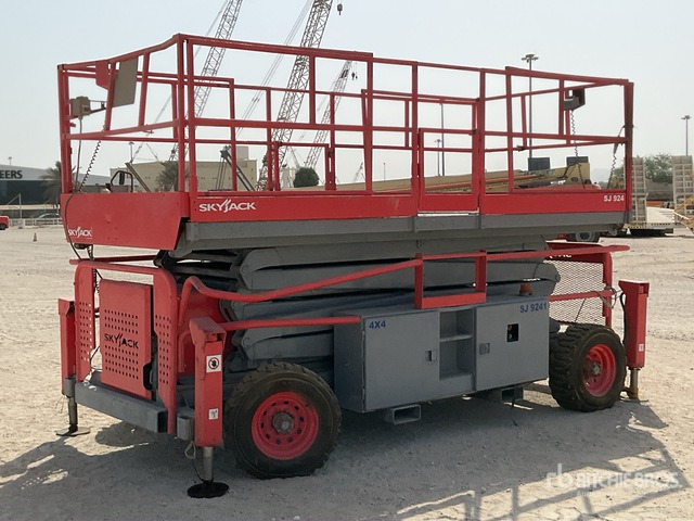 2012 Skyjack SJ9241 4x4 Diesel Scissor Lift - Ollós emelő: 2 kép. 2012 Skyjack SJ9241 4x4 Diesel Scissor Lift - Ollós emelő: 2 kép.