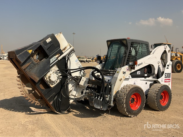 2013 Bobcat S300 Skid Steer Loader - Mini homlokrakodó: 1 kép. 2013 Bobcat S300 Skid Steer Loader - Mini homlokrakodó: 1 kép.