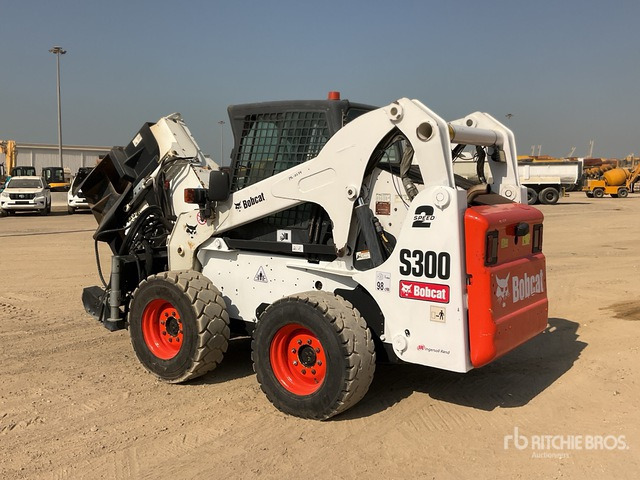 2013 Bobcat S300 Skid Steer Loader - Mini homlokrakodó: 2 kép. 2013 Bobcat S300 Skid Steer Loader - Mini homlokrakodó: 2 kép.