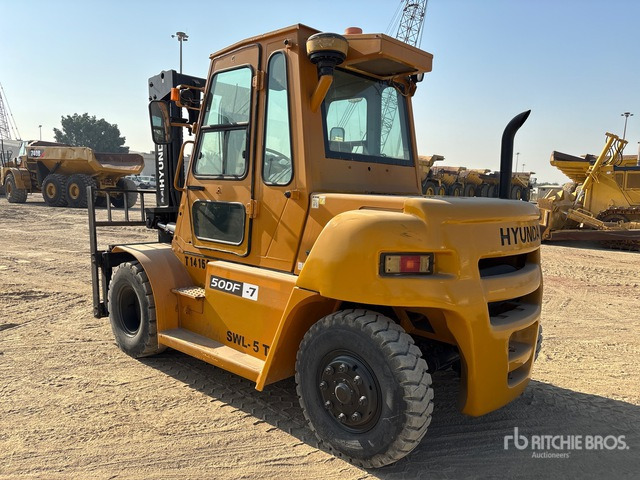 2013 Hyundai 50DF-7 5 ton Forklift - Dízel targonca: 2 kép. 2013 Hyundai 50DF-7 5 ton Forklift - Dízel targonca: 2 kép.