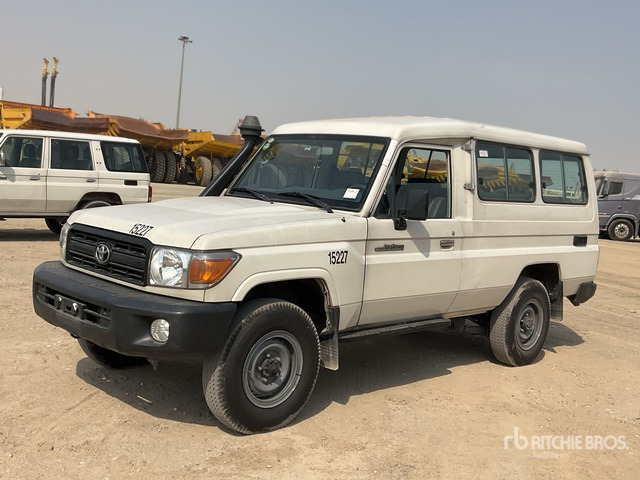 2013 Toyota Land Cruiser 78L 4x4 SUV - Terepjáró/ SUV: 1 kép. 2013 Toyota Land Cruiser 78L 4x4 SUV - Terepjáró/ SUV: 1 kép.