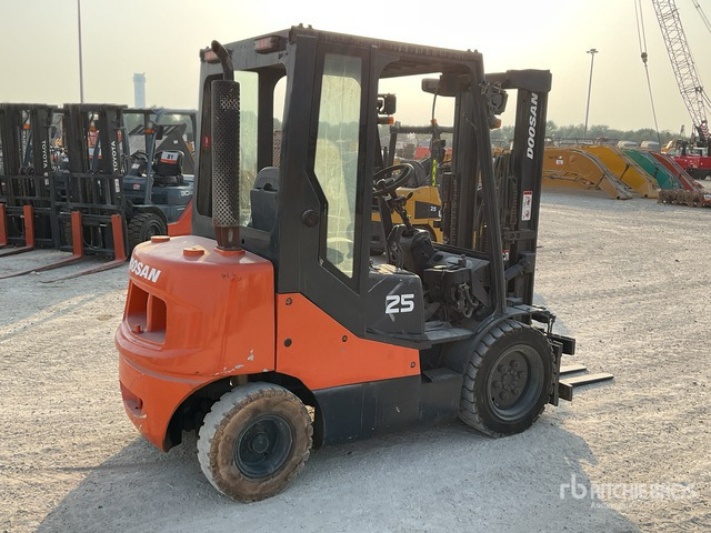 2014 Doosan D25S-2 2.5 ton Forklift - Dízel targonca: 4 kép. 2014 Doosan D25S-2 2.5 ton Forklift - Dízel targonca: 4 kép.