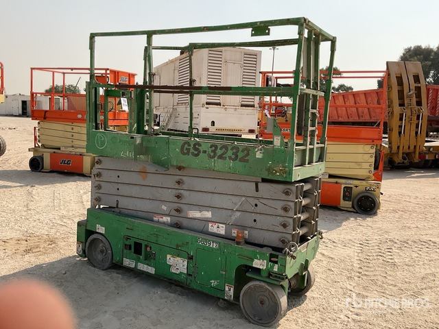2014 Genie GS3232 Electric (Inoperable) Scissor Lift - Ollós emelő: 2 kép. 2014 Genie GS3232 Electric (Inoperable) Scissor Lift - Ollós emelő: 2 kép.