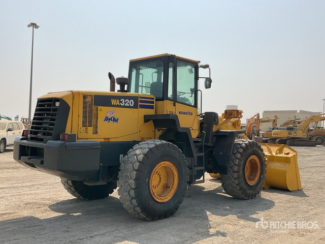 2014 Komatsu WA320-5 - Gumikerekes homlokrakodó: 4 kép. 2014 Komatsu WA320-5 - Gumikerekes homlokrakodó: 4 kép.