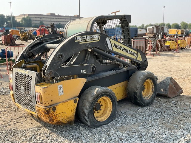 2014 New Holland L225 (Inoperable) Skid Steer Loader - Mini homlokrakodó: 4 kép. 2014 New Holland L225 (Inoperable) Skid Steer Loader - Mini homlokrakodó: 4 kép.