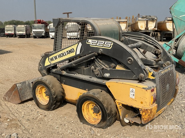 2014 New Holland L225 (Inoperable) Skid Steer Loader - Mini homlokrakodó: 3 kép. 2014 New Holland L225 (Inoperable) Skid Steer Loader - Mini homlokrakodó: 3 kép.