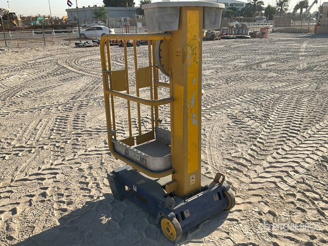 2014 Power Tower Peco Vertical Mast Lift - Oszlopos személyemelő: 2 kép. 2014 Power Tower Peco Vertical Mast Lift - Oszlopos személyemelő: 2 kép.