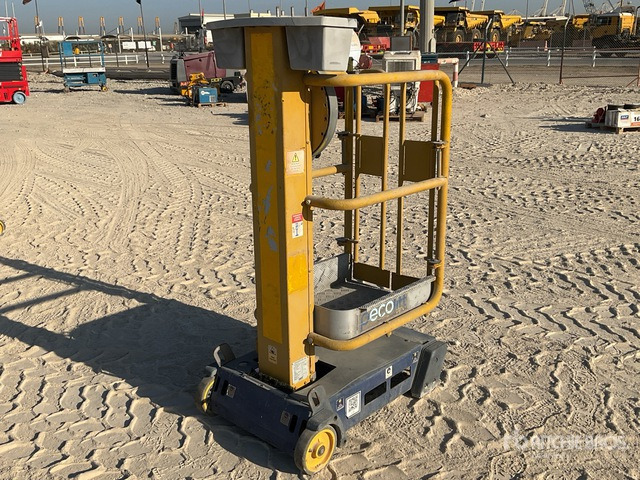 2014 Power Tower Peco Vertical Mast Lift - Oszlopos személyemelő: 3 kép. 2014 Power Tower Peco Vertical Mast Lift - Oszlopos személyemelő: 3 kép.