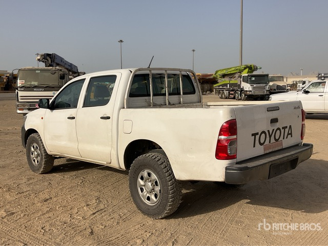 2014 Toyota Hilux 4x4 Crew Cab Pickup - Pickup: 2 kép. 2014 Toyota Hilux 4x4 Crew Cab Pickup - Pickup: 2 kép.
