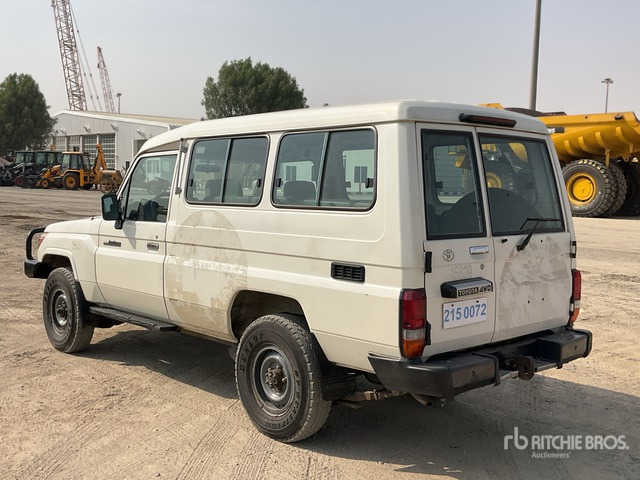 2014 Toyota Land Cruiser 78L 4x4 SUV - Terepjáró/ SUV: 4 kép. 2014 Toyota Land Cruiser 78L 4x4 SUV - Terepjáró/ SUV: 4 kép.