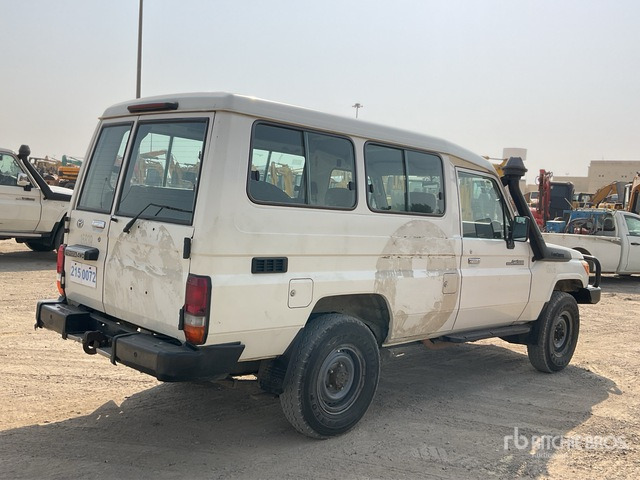 2014 Toyota Land Cruiser 78L 4x4 SUV - Terepjáró/ SUV: 3 kép. 2014 Toyota Land Cruiser 78L 4x4 SUV - Terepjáró/ SUV: 3 kép.
