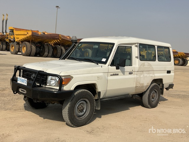 2014 Toyota Land Cruiser 78L 4x4 SUV - Terepjáró/ SUV: 2 kép. 2014 Toyota Land Cruiser 78L 4x4 SUV - Terepjáró/ SUV: 2 kép.