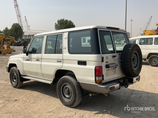 2014 Toyota Land Cruiser LX 76L 4x4 SUV - Terepjáró/ SUV: 4 kép. 2014 Toyota Land Cruiser LX 76L 4x4 SUV - Terepjáró/ SUV: 4 kép.