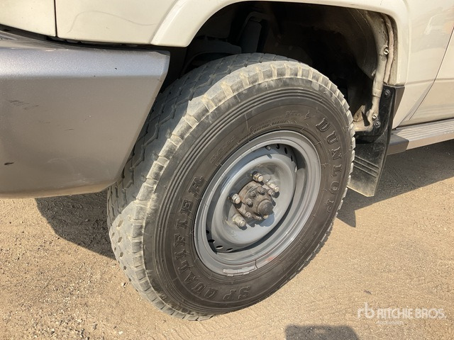 2014 Toyota Land Cruiser LX 76L 4x4 SUV - Terepjáró/ SUV: 5 kép. 2014 Toyota Land Cruiser LX 76L 4x4 SUV - Terepjáró/ SUV: 5 kép.