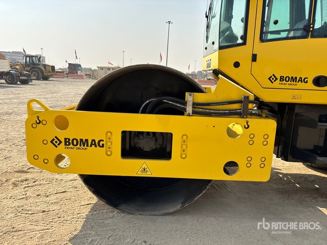 2015 Bomag BW211D-40 Smooth Drum Compactor - Talajtömörítő: 4 kép. 2015 Bomag BW211D-40 Smooth Drum Compactor - Talajtömörítő: 4 kép.
