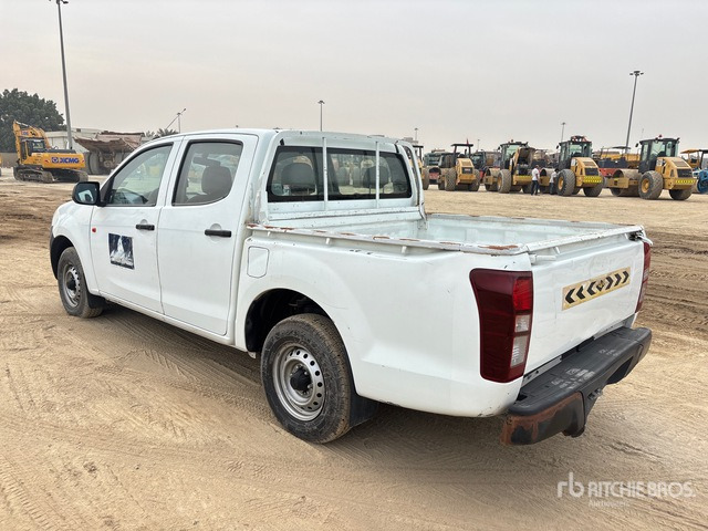 2015 Isuzu D-Max 4x2 Crew Cab Pickup - Pickup: 2 kép. 2015 Isuzu D-Max 4x2 Crew Cab Pickup - Pickup: 2 kép.
