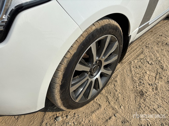 2016 Land Rover Range Rover Vogue SE AWD SUV - Terepjáró/ SUV: 4 kép. 2016 Land Rover Range Rover Vogue SE AWD SUV - Terepjáró/ SUV: 4 kép.