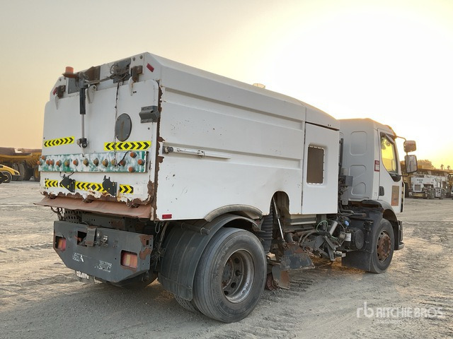 2016 Renault D18 Elgin on Sweeper Truck - Utcaseprő gép: 4 kép. 2016 Renault D18 Elgin on Sweeper Truck - Utcaseprő gép: 4 kép.