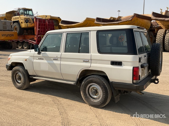 2016 Toyota Land Cruiser 76R 4x4 SUV - Terepjáró/ SUV: 3 kép. 2016 Toyota Land Cruiser 76R 4x4 SUV - Terepjáró/ SUV: 3 kép.