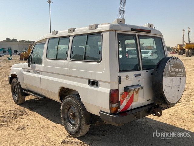 2016 Toyota Land Cruiser 78R 4x4 SUV - Terepjáró/ SUV: 3 kép. 2016 Toyota Land Cruiser 78R 4x4 SUV - Terepjáró/ SUV: 3 kép.